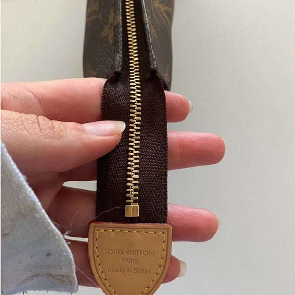 Louis Vuitton Toiletry 26 - DISCONTINUED STYLE - LIKE NEW - Picture 3 of 7